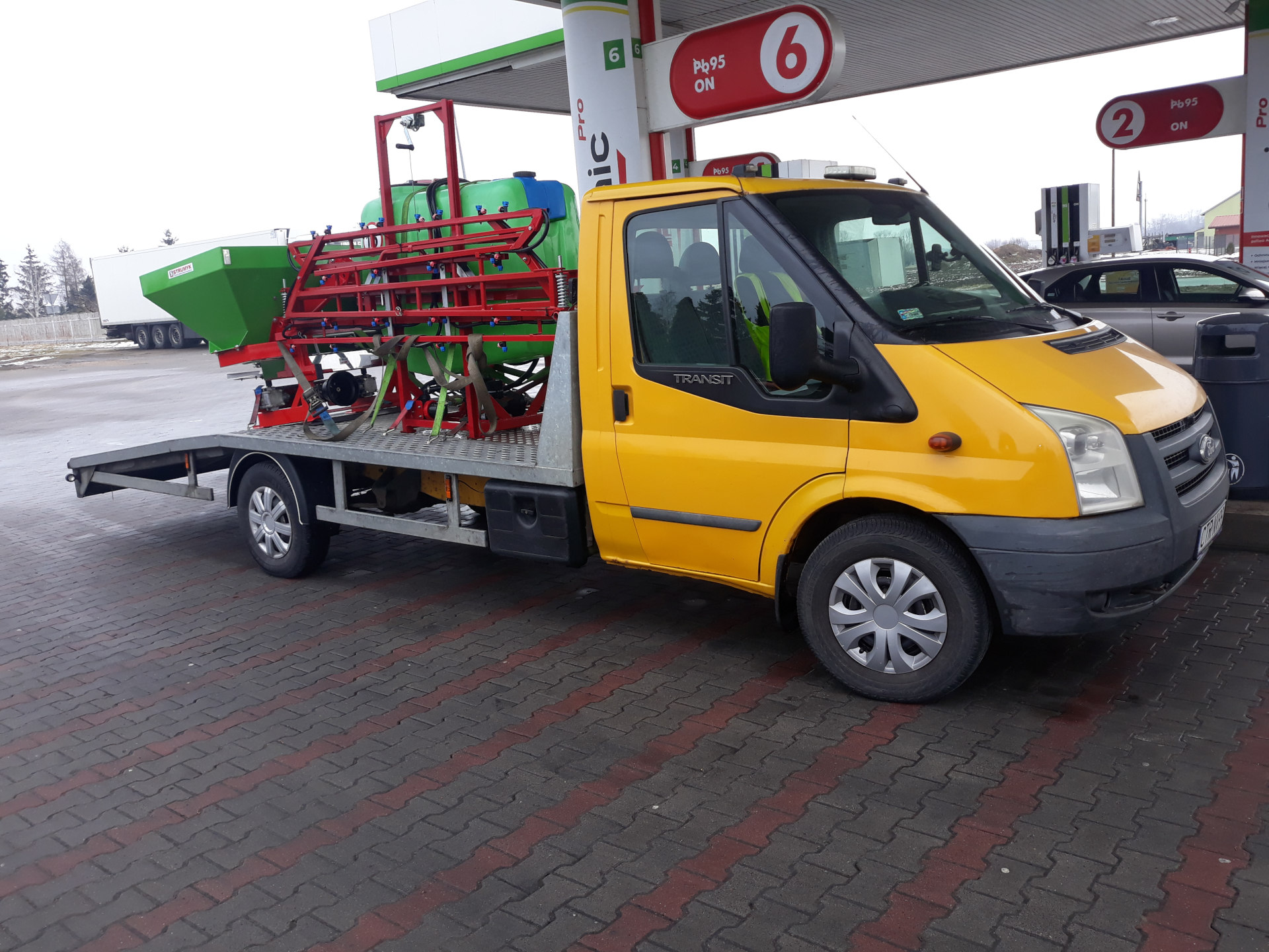 Transport na lawecie maszyn rolniczych